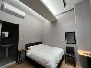 Chaozhou五只兔子民宿的卧室配有白色的床和水槽