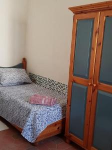 Traditional Maltese House in Birgu的一间卧室配有一张床和一个木制橱柜