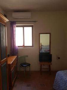 Traditional Maltese House in Birgu的一间卧室配有书桌、镜子和床