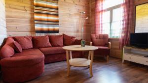 Jokijärvi塞加旅舍的客厅配有沙发和桌子