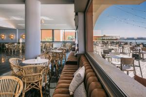 夏卡Mangia's Torre Del Barone Resort的享有带桌椅的餐厅的景色
