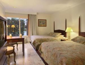 默塞德默塞德套房酒店的酒店客房配有两张床和一张书桌