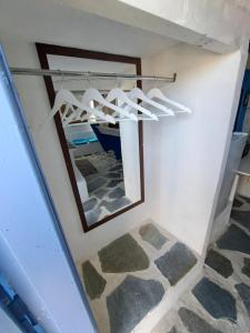 爱琴娜岛Naval Hotel Aegina的走廊上设有镜子和吊灯