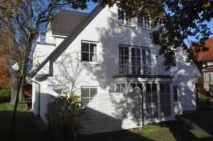 宾茨Haus Margarete的白色的房子,设有门廊和阳台