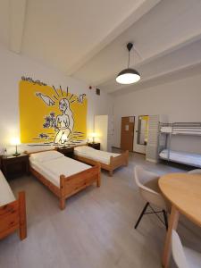 柏林Die Fabrik - Hostel的大房间设有两张床和一张桌子
