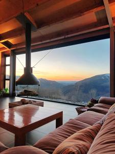 卢戈HOTEL PIORNEDO的客房设有大窗户,享有山景。