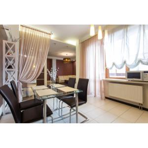 哈尔科夫Naykova district的用餐室以及带桌椅的起居室。