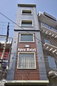 阿姆利则APEX HOTEL的公寓大楼及其上写有酒店