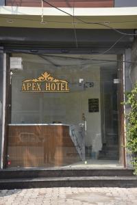 阿姆利则APEX HOTEL的苹果酒店前窗的商店