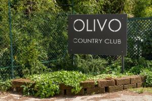 Bassano in TeverinaL'Olivo Country Resort & SPA的围栏前的县会标志