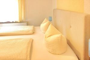 吕本瑙Pension An der Kamske, DZ 3的卧室配有白色沙发上的2个枕头