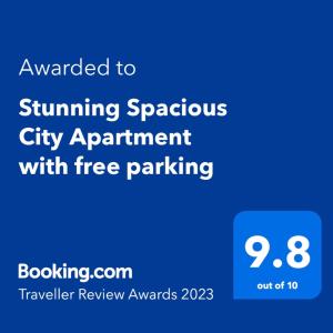 卡迪夫Stunning Spacious City Apartment with free parking的手机的屏幕,手机的文本被授予自发的城市公寓,公寓设有免费停车场