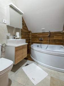 兹拉蒂博尔Velika Recepcija 10的带浴缸、卫生间和盥洗盆的浴室