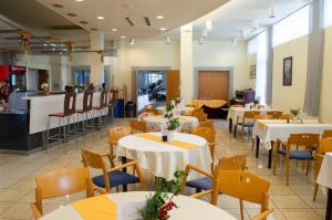 索普隆西斯达酒店的一间带桌椅和柜台的餐厅