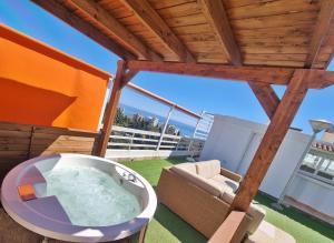 马贝拉Penthouse with private pool, hot tub jacuzzi with sea views and chill-out zone, close to the sea的房屋阳台的热水浴池