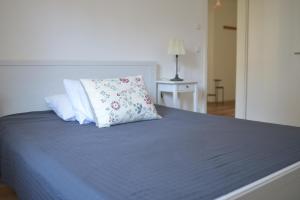 加尔米施-帕滕基兴楚格峰街公寓的一张带蓝色毯子和枕头的床