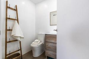 特拉萨Acojedor y exclusivo loft by Lofties的一间带卫生间、水槽和镜子的浴室