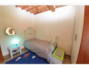 卢卡Casamalu的一间小卧室,配有一张床和一张桌子