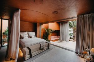 赫瓦尔Zori Timeless Hotel的一间卧室设有一张床和一个大窗户