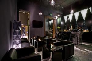 弗罗茨瓦夫Platinum Palace Boutique Hotel & SPA的酒吧配有黑色椅子和吧台