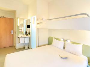 马德里马德里阿尔卡拉大街宜必思快捷酒店的一间带双层床的卧室和一间浴室