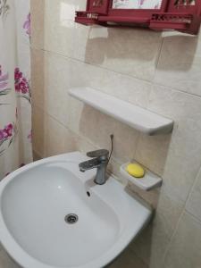 安曼شقه مفروشة الجبيهه的浴室设有白色水槽和黄色海绵