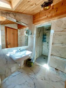 瓦尔迪佐多里弗吉奥帕拉法维拉住宿加早餐旅馆的浴室配有白色水槽和淋浴。
