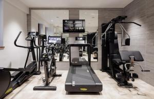 米兰The Corner Duomo Hotel的健身房设有数台跑步机和跑步机