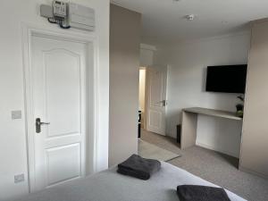 亨顿Spectacular Modern, Brand-New, 1 Bed Flat, 15 Mins Away From Central London的白色的客房配有床和电视