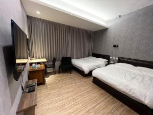 Chaozhou五只兔子民宿的酒店客房设有两张床和一台平面电视。