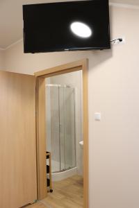 普热梅希尔Dom Studenta PANS - Akademik, Hostel的天花板上的平面电视