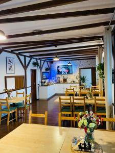 华沙波德里帕米智选旅馆 的一间带木桌椅的餐厅和一间厨房