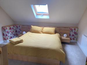 埃克塞特Rural Devon retreat in stunning Exe Valley.的一间卧室设有一张大床和窗户