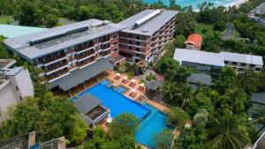 卡伦海滩Peach Blossom Resort & Pool Villa - SHA Plus的享有酒店空中美景,设有游泳池