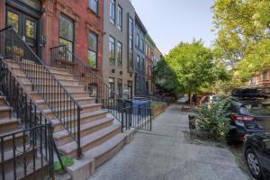 布鲁克林Park Slope 2BR w WD nr Barclays Center NYC-908的大楼前有楼梯的人行道