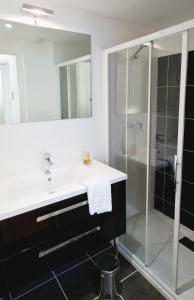 塔朗斯塔朗斯阿尔瑟纳特内奥公寓式酒店的一间带水槽和淋浴的浴室
