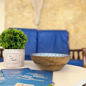 爱琴娜岛Hotel Areti的桌上放着碗和植物