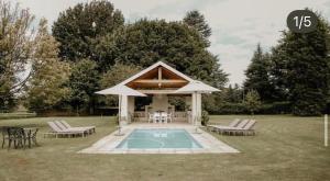 安德伯格Elgin Guest House的一个带椅子的凉亭和一个游泳池