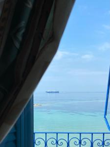 爱琴娜岛Hotel Areti的阳台享有海景。