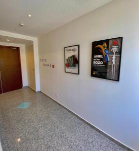 科蒂尼亚克Hôtel La Falaise的墙上有三张照片的走廊