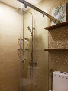马尼拉Adria Residences - Emerald Garden - 2 Bedroom Unit for 4 person的设有带卫生间的浴室内的淋浴间