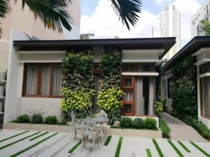 马尼拉Adria Residences - Emerald Garden - 2 Bedroom Unit for 4 person的旁边是种植物的房子