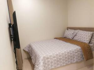 马尼拉Adria Residences - Emerald Garden - 2 Bedroom Unit for 4 person的一间小卧室,配有一张床和一面墙