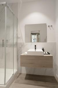 里斯本Hygge House的白色的浴室设有水槽和镜子