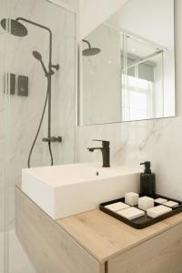 里斯本Hygge House的白色的浴室设有水槽和淋浴。