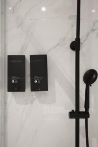 里斯本Hygge House的白色大理石墙上的两个黑盒子