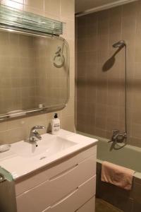比利亚布纳德阿拉瓦Casa KILYX en Villabuena, Rioja Alavesa的浴室配有盥洗盆和带镜子的淋浴