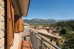 比利亚布纳德阿拉瓦Casa KILYX en Villabuena, Rioja Alavesa的市景阳台