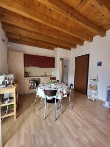 韦尔巴尼亚Lilla Apartment Residenza Silvana的厨房以及带桌椅的用餐室。