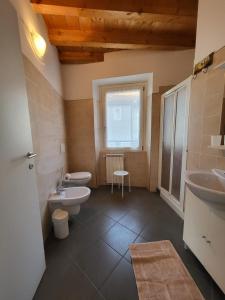 韦尔巴尼亚Lilla Apartment Residenza Silvana的浴室设有2个卫生间和水槽